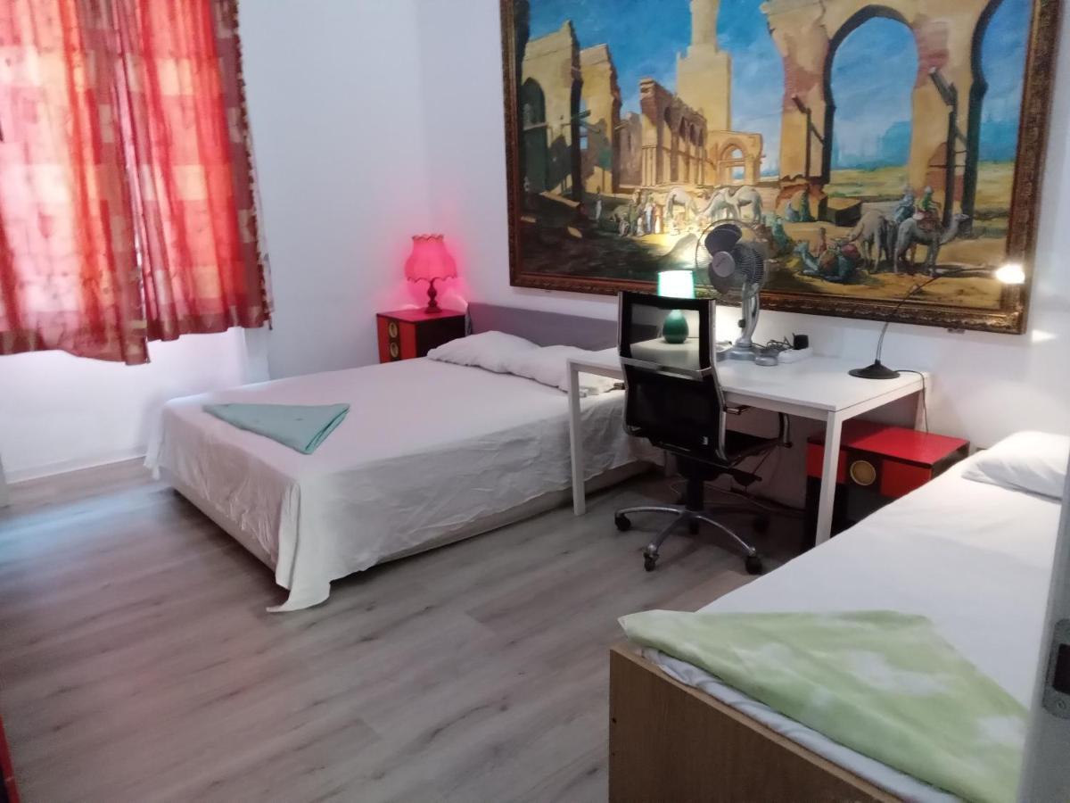 A Room In A Beautiful Apartment In The City Center Milaan Buitenkant foto